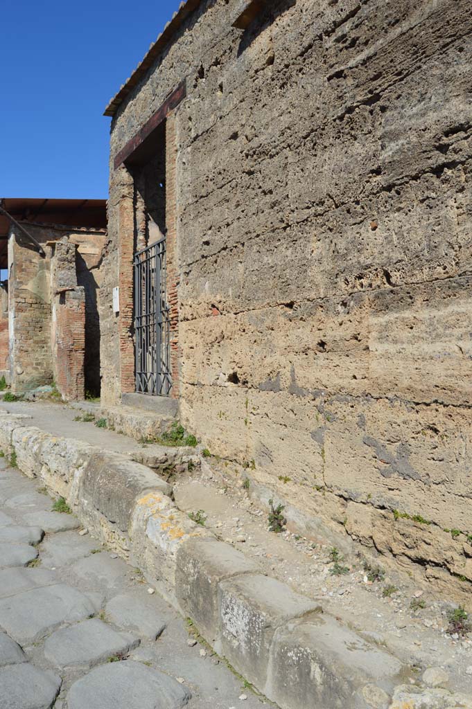 VI.1.10 Pompeii. March 2019. Looking north across front façade towards entrance doorway.
Foto Taylor Lauritsen, ERC Grant 681269 DÉCOR.