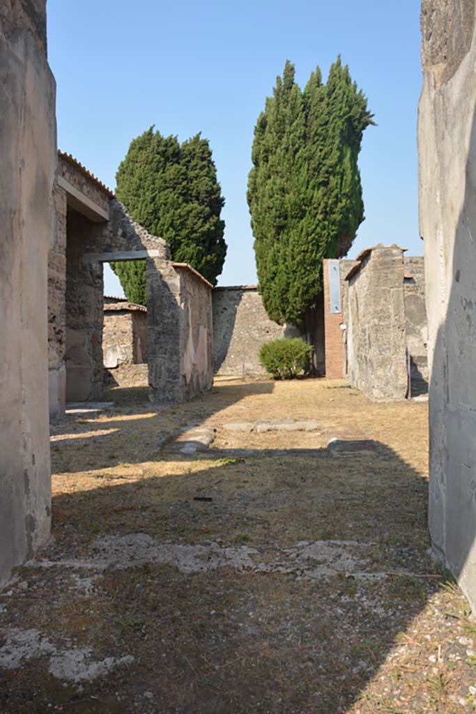 VI.1.10 Pompeii. July 2017. Room 1, the atrium, looking east from entrance corridor.
Foto Annette Haug, ERC Grant 681269 DÉCOR.