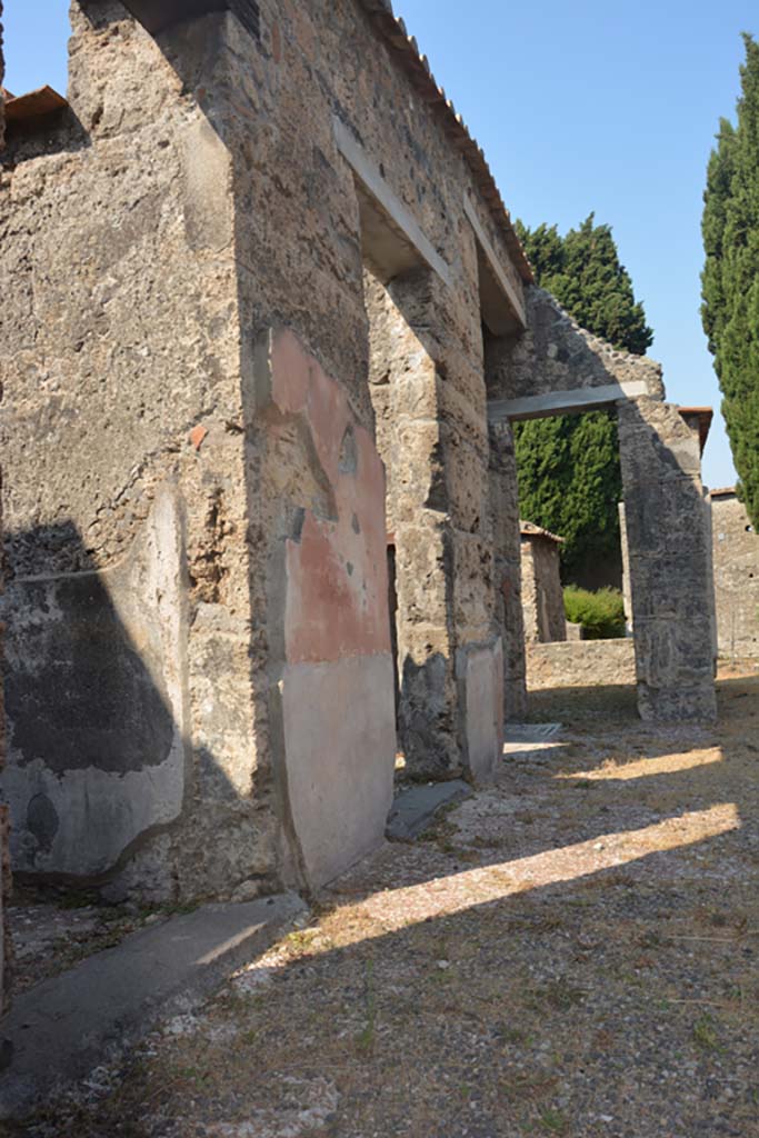 VI.1.10 Pompeii. July 2017.
Room 1, looking east along doorways to rooms on north side of atrium.
Foto Annette Haug, ERC Grant 681269 DÉCOR.