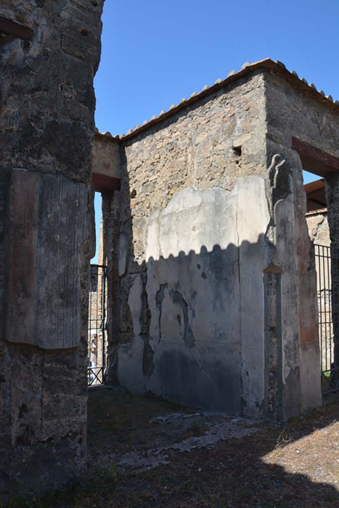 VI.1.10 Pompeii. September 2019.
Looking towards north wall of entrance corridor from atrium, and doorway to VI.1.9, on right.
Foto Annette Haug, ERC Grant 681269 DÉCOR.