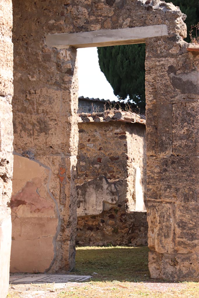 VI.1.10 Pompeii. May 2024.
Doorway to room 5, on east side of north ala. Photo courtesy of Klaus Heese.