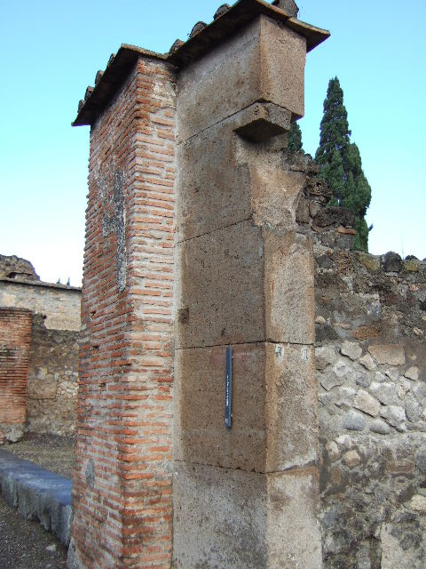 VI.1.14 Pompeii. December 2005. North wall with arched niche.