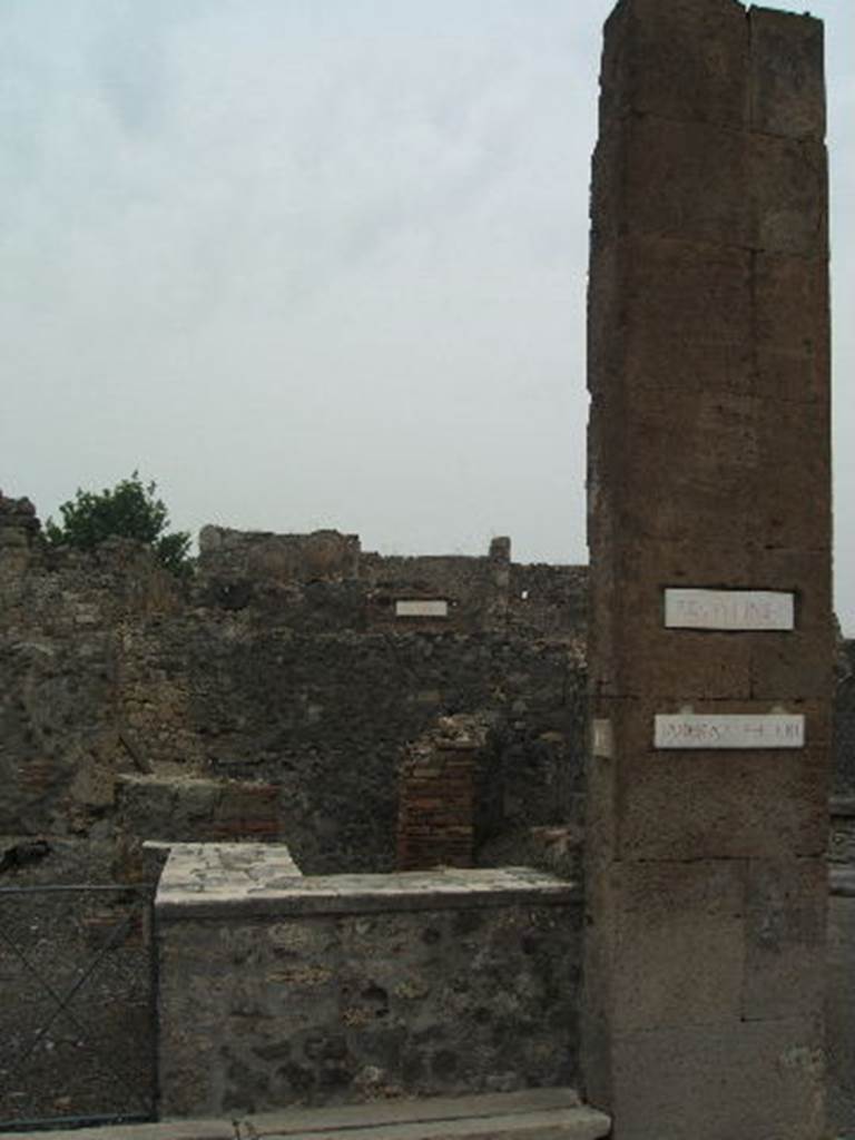VI.1.18 Pompeii. May 2005. Looking east across bar counter.