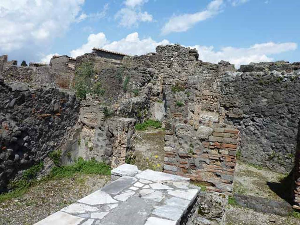 VI.1.18 Pompeii. May 2010. Looking east to two small linked rooms at rear and towards rear entrance with kitchen and latrine .