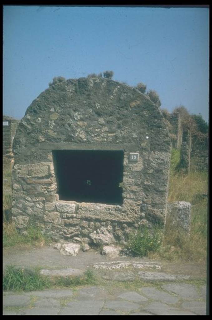 VI.1.19 Pompeii. Public well. Photographed 1970-79 by G�nther Einhorn, picture courtesy of his son Ralf Einhorn.