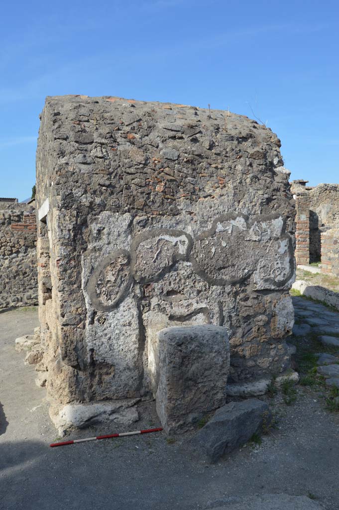 VI.1.19 Pompeii. October 2017. Looking north to street altar on south side of well.
Foto Taylor Lauritsen, ERC Grant 681269 D�COR.

