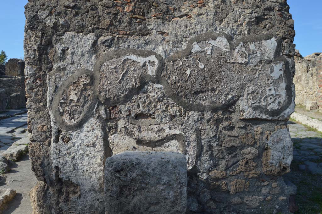 VI.1.19 Pompeii. October 2017. Looking north towards detail of remaining stucco on south side of well.
Foto Taylor Lauritsen, ERC Grant 681269 D�COR.
