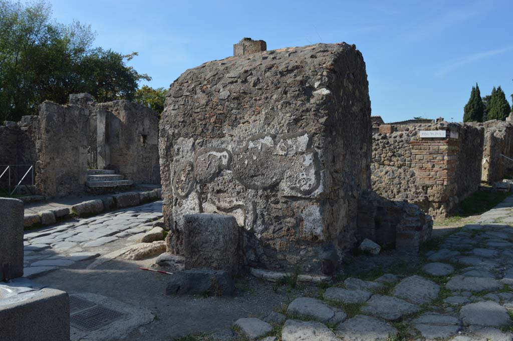 VI.1.19 Pompeii. October 2017. Looking north-west towards street shrine.
Foto Taylor Lauritsen, ERC Grant 681269 D�COR.

