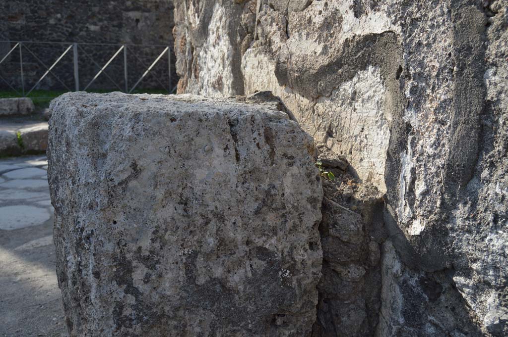 VI.1.19 Pompeii. October 2017. Detail of east side of altar.
Foto Taylor Lauritsen, ERC Grant 681269 D�COR.
