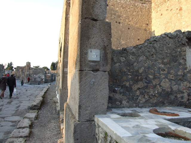 VI.2.1 Pompeii. December 2006. Niche in north wall. According to Boyce, the large rectangular niche had its inside walls painted green. Fiorelli referred to it as “la nicchia dei Penati” See Boyce G. K., 1937. Corpus of the Lararia of Pompeii. Rome: MAAR 14. (p44, No.138)

