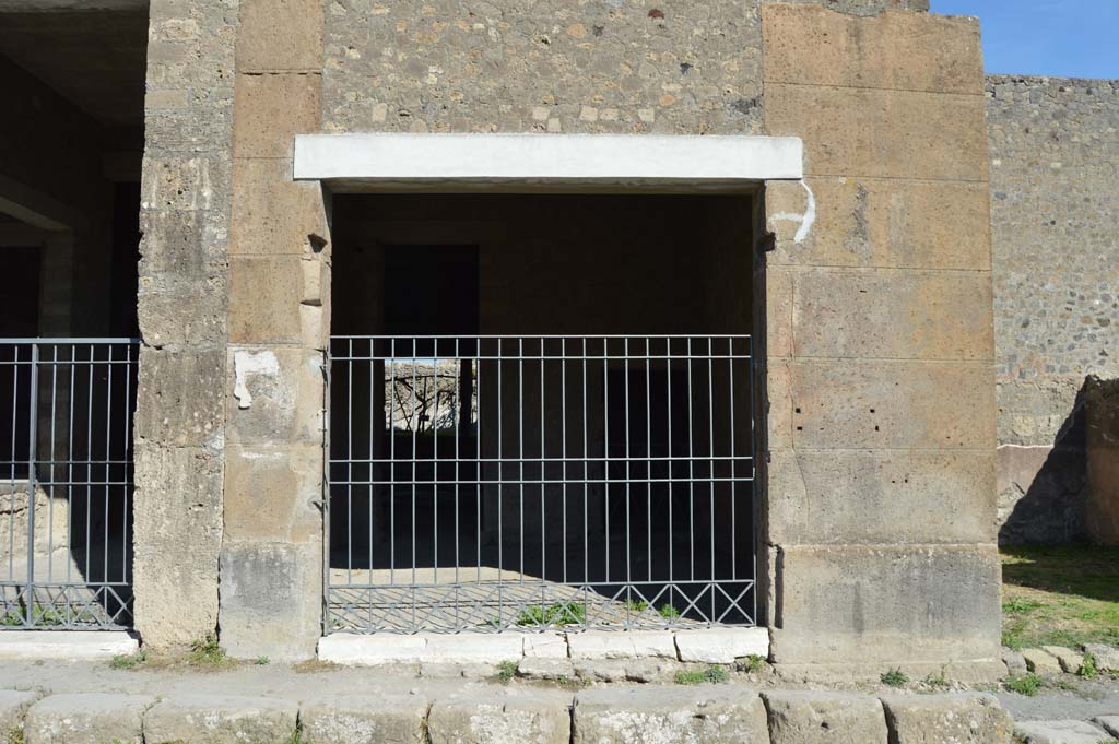 VI.2.3 Pompeii. October 2017. Looking east to entrance doorway.
Foto Taylor Lauritsen, ERC Grant 681269 D�COR.

