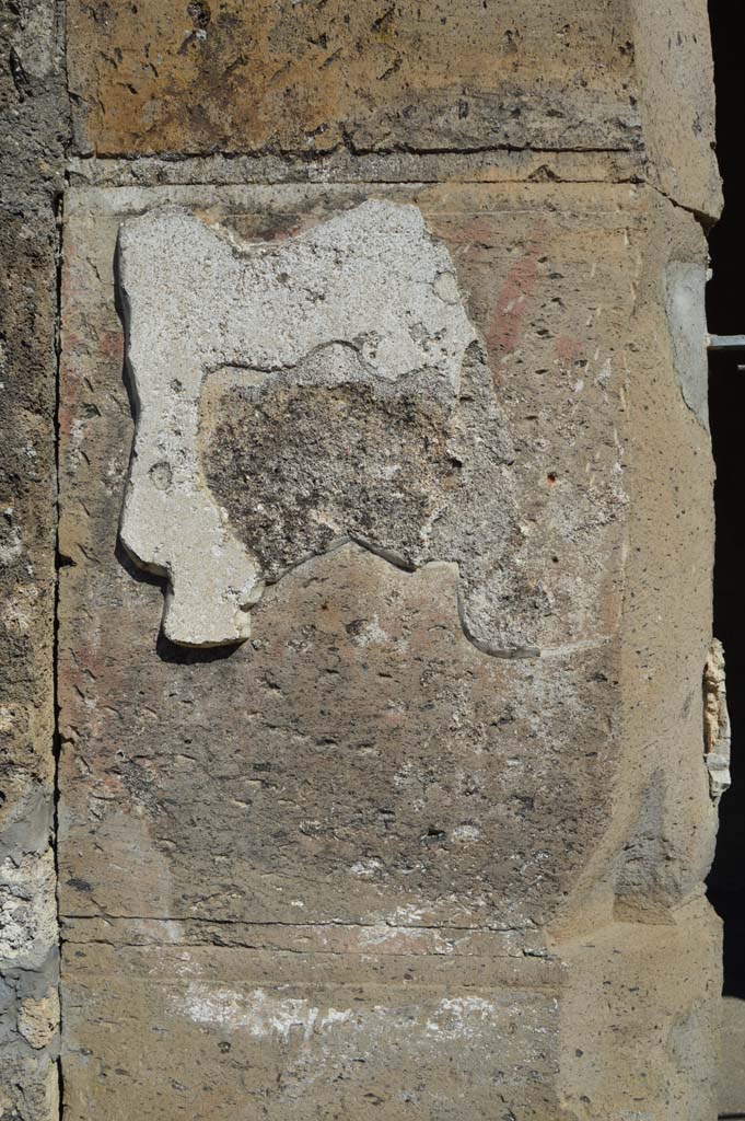 VI.2.3 Pompeii. October 2017. Pilaster on north (left) side of entrance doorway.
Foto Taylor Lauritsen, ERC Grant 681269 D�COR.

