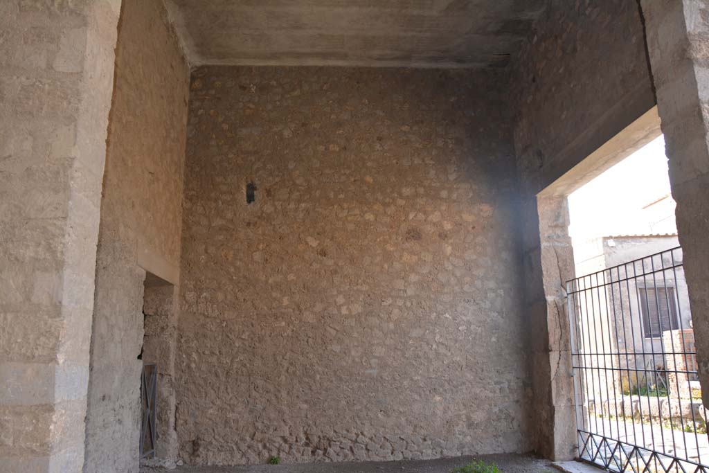 VI.2.3 Pompeii. March 2019. Looking south across shop-room, from VI.2.4.
Foto Annette Haug, ERC Grant 681269 D�COR.

