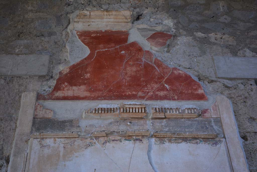 VI.2.4 Pompeii, December 2017. Detail of painted wall decoration on upper north side of atrium. 
Foto Annette Haug, ERC Grant 681269 DÉCOR.
