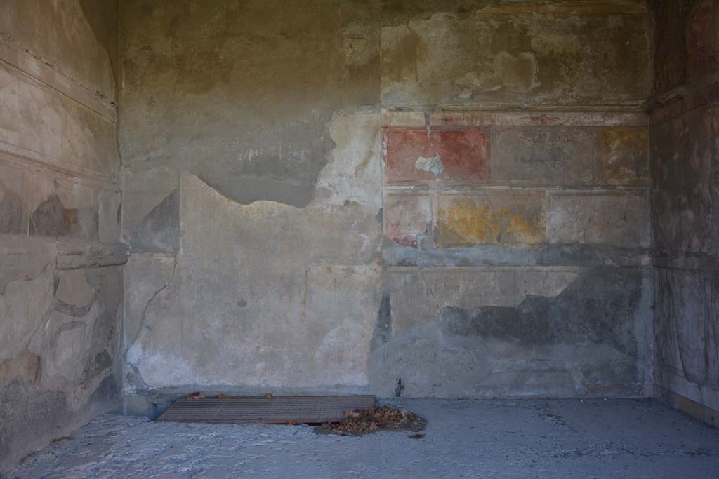 VI.2.4 Pompeii. December 2017. Looking towards lower west wall of oecus.
Foto Annette Haug, ERC Grant 681269 D�COR.
