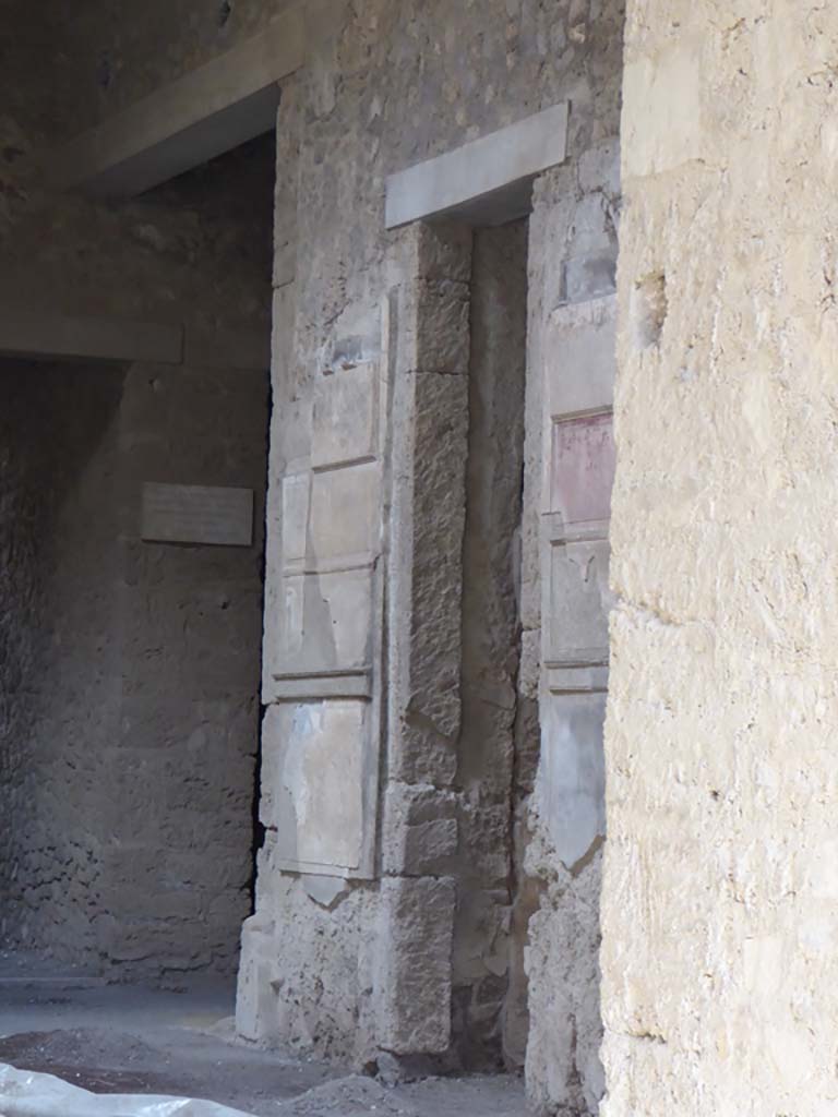 VI.2.4 Pompeii, January 2017. South side of atrium.
Looking south-east towards south ala, on left, and pilaster, in centre, next to doorway leading to garden apartments, centre right.
Foto Annette Haug, ERC Grant 681269 D�COR.
