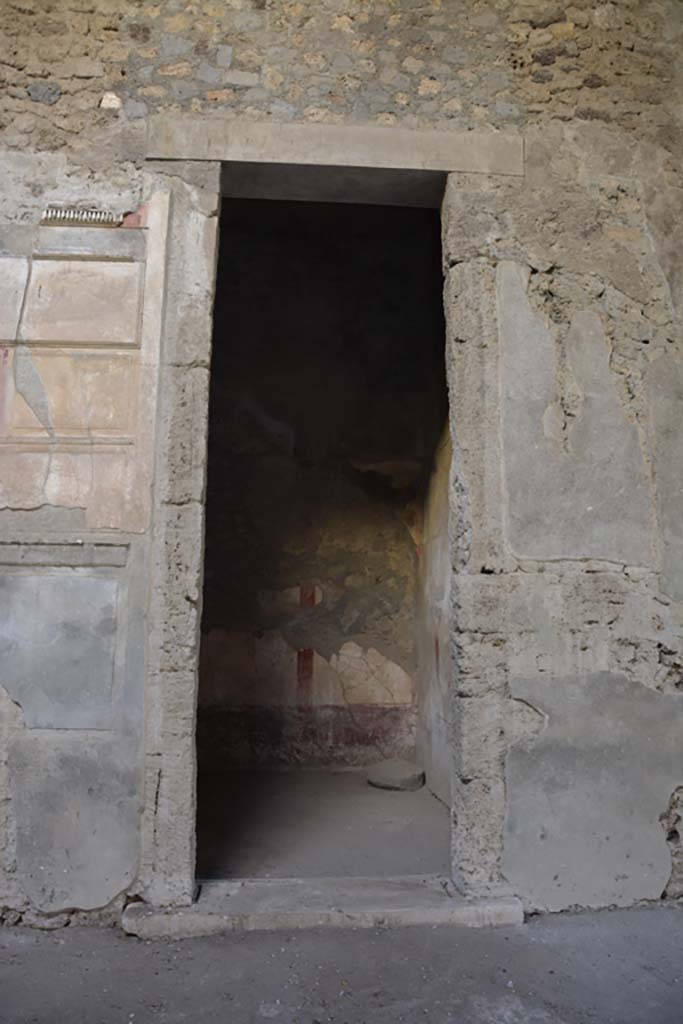 VI.2.4 Pompeii. December 2017. Doorway to cubiculum on south side of atrium.
Foto Annette Haug, ERC Grant 681269 D�COR.
