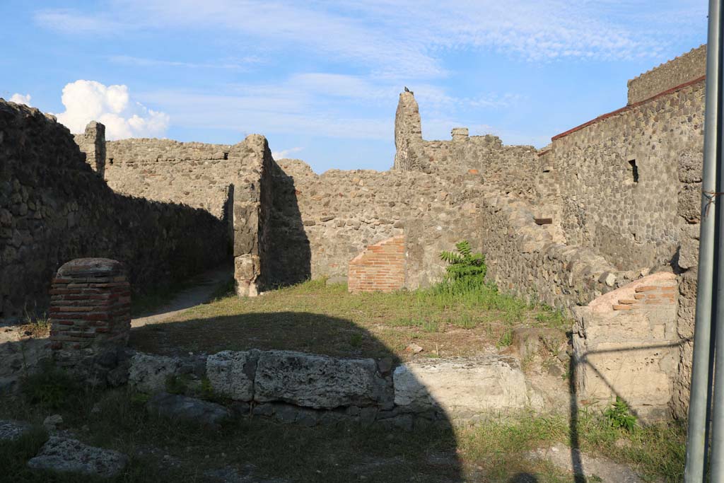 VI.2.7 Pompeii. May 2005. Looking west along corridor from rear room to site of separate steps to upper floor at VI.2.8.