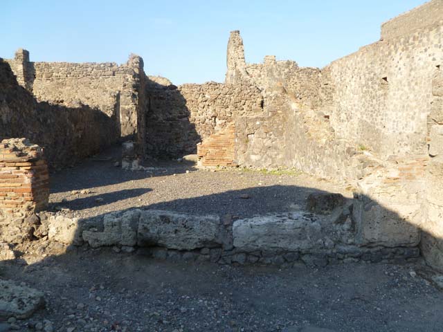 VI.2.7 Pompeii. May 2005. Looking into north-west corner of room on north side of corridor.