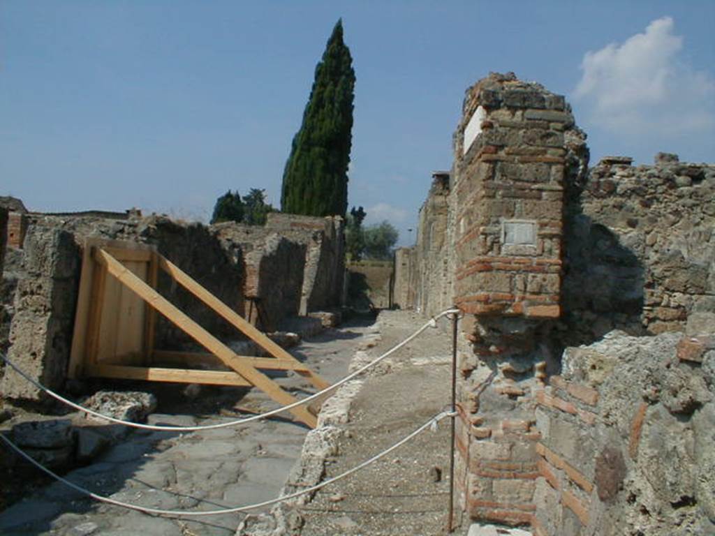 VI.2.10 Pompeii. December 2007. Looking east from entrance doorway, to rear of house.