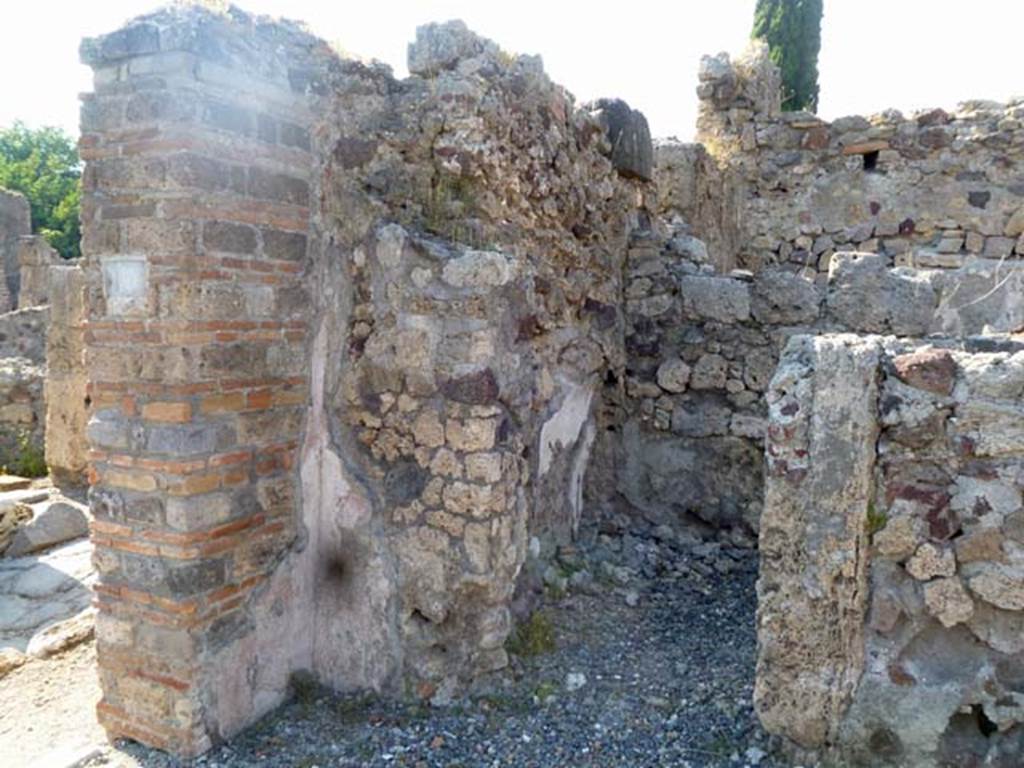 VI.2.10 Pompeii.  Small house.  May 2005.  Latrine on east side of kitchen.