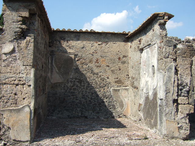 VI.2.11 Pompeii. September 2005. Cubiculum in north-east corner of atrium.