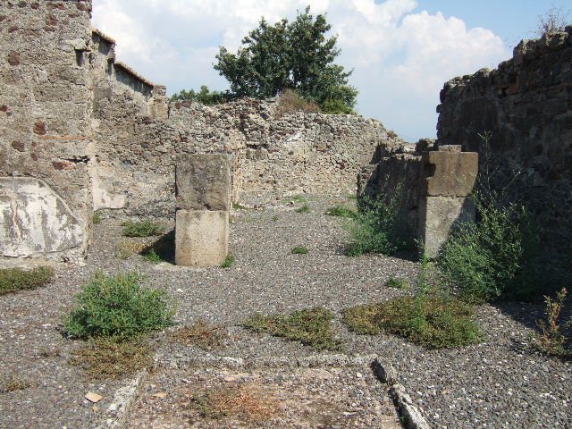 VI.2.12 Pompeii. September 2005. Room 7 cubiculum, decorative floor with remains of marble inserts.