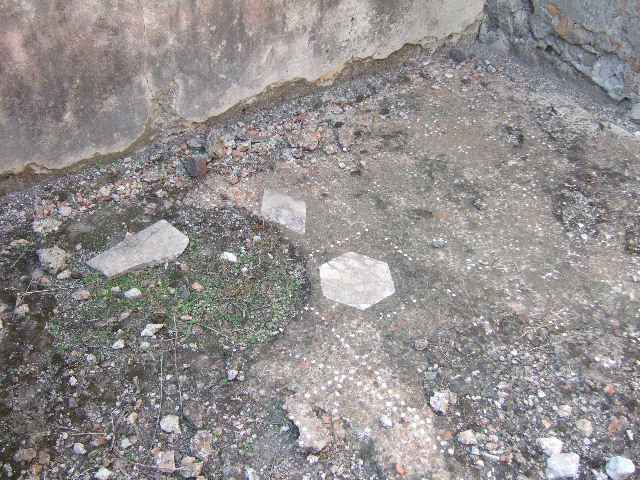 VI.2.12 Pompeii. September 2005. Room 8, south wall with cistern-mouth.