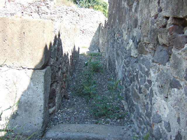 VI.2.12 Pompeii. September 2005. Looking west across tablinum 5, towards atrium 2, rooms 3 and 7 and entrance doorway.