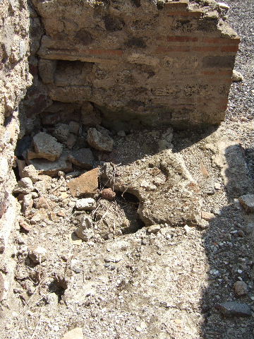 VI.2.12 Pompeii. September 2005. Room 3, room to south of fauces. South wall. Remains of painted plaster.