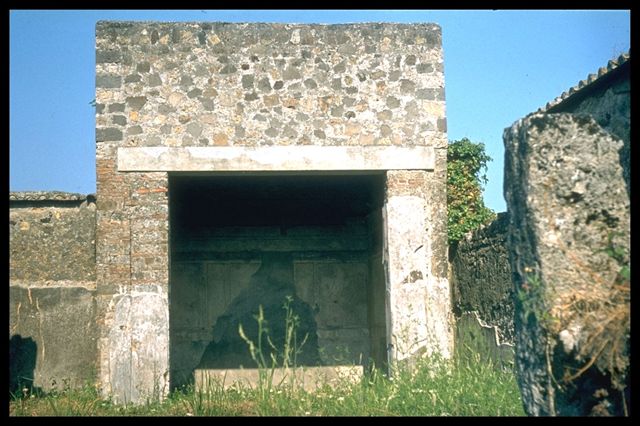 VI.2.13 Pompeii. September 2005. Room on north side of entrance fauces, north-west corner.
