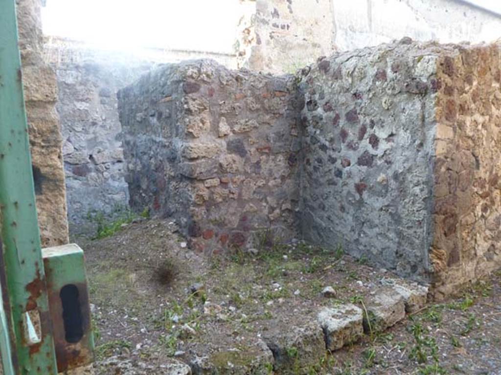 VI.2.15 Pompeii. May 2010. Looking east from rear entrance in Vicolo di Narciso. Model as viewed in Naples Archaeological Museum.
