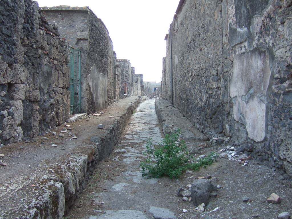 VI.2.15 Pompeii, on left. September 2005. Vicolo di Narciso looking south. VI.1, on right.