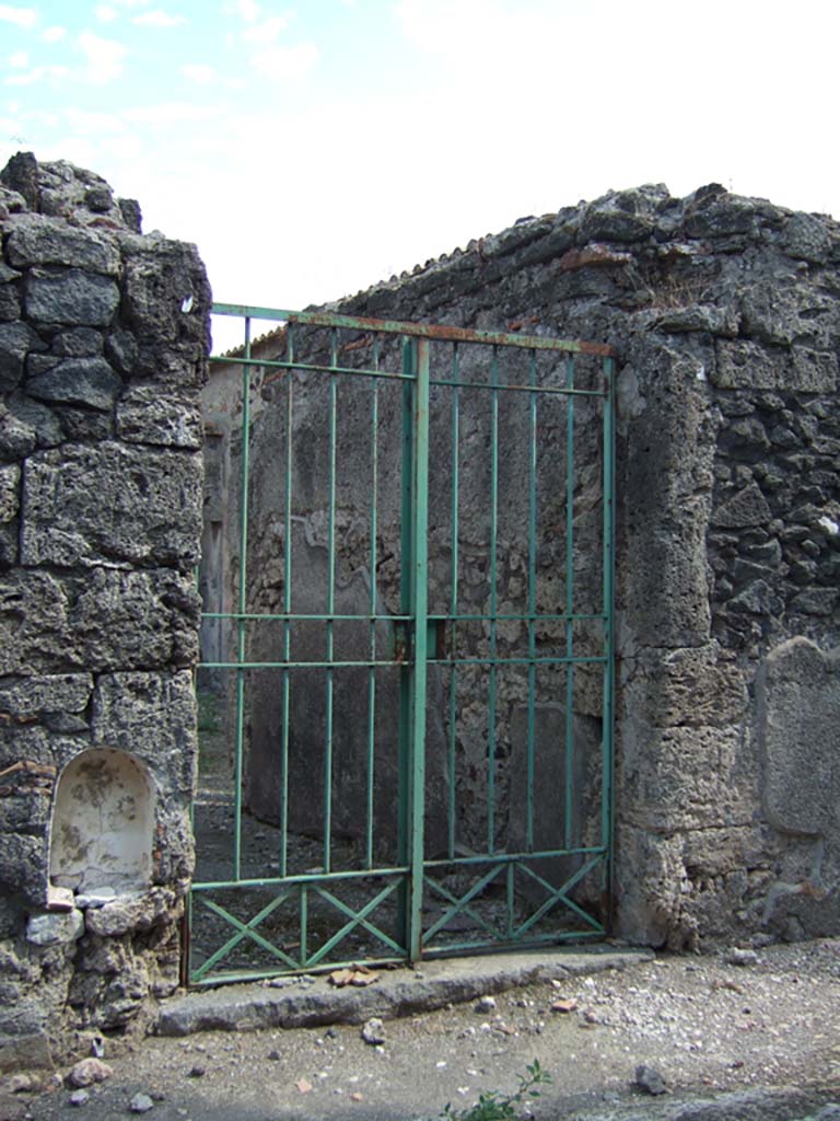 VI.2.16 Pompeii.  September 2005.  Entrance.