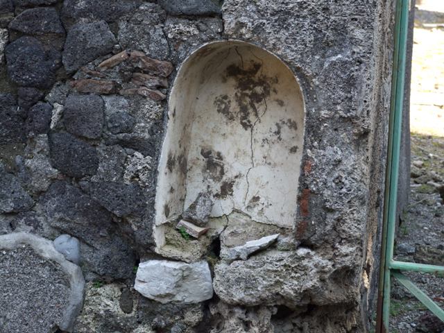 VI.2.16 Pompeii. March 2009. Niche on exterior north side of entrance.