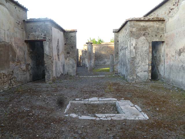 VI.2.16 Pompeii.September 2005. Looking east across pseudoperistyle, with niche in south wall.