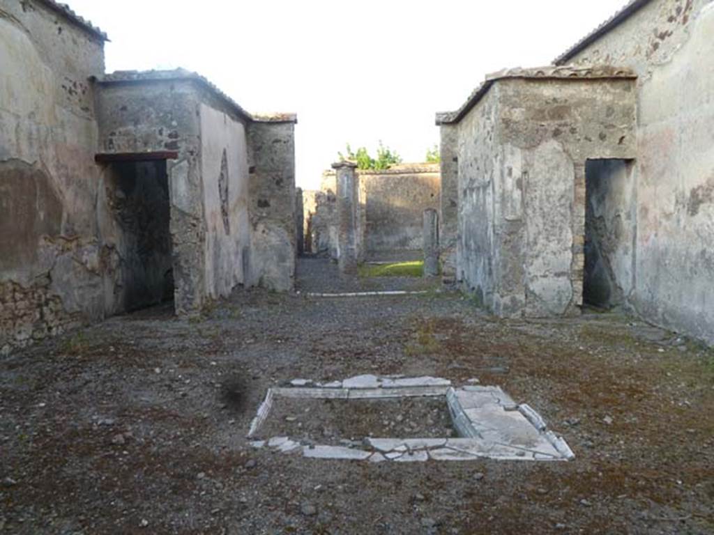 VI.2.16 Pompeii. September 2005. Niche in south wall of peristyle.
