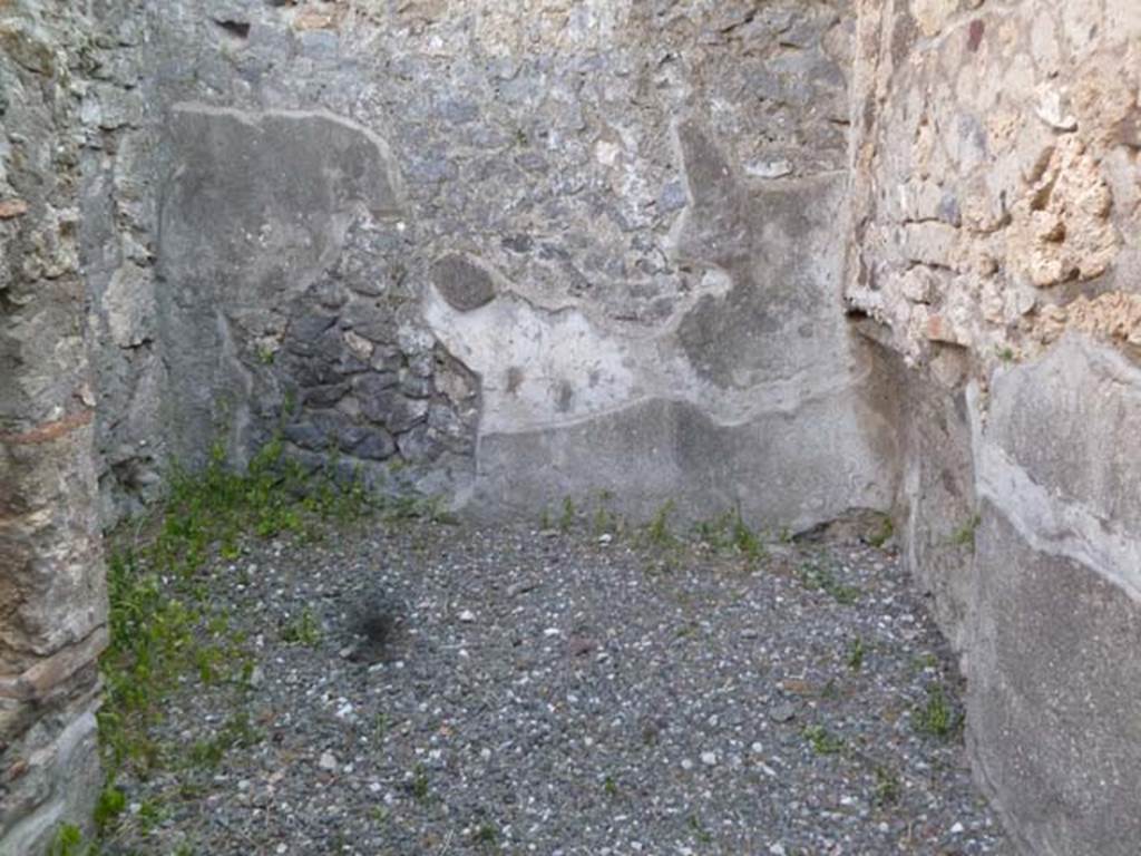 VI.2.16 Pompeii. September 2005. Kitchen hearth on east side of kitchen. At the rear, on the left, was possibly the latrine. According to Hobson, an area in the kitchen with a low wall, on which a screen might have been stood and again with a window, suggests the position of a latrine.  He also considered the narrow room with a step up over a threshold stone, on the south side of the atrium, was possibly a latrine. Either or both could have been a latrine. See Hobson, B., 2009. Latrinae et foricae: Toilets in the Roman World. London; Duckworth. (p.68)
