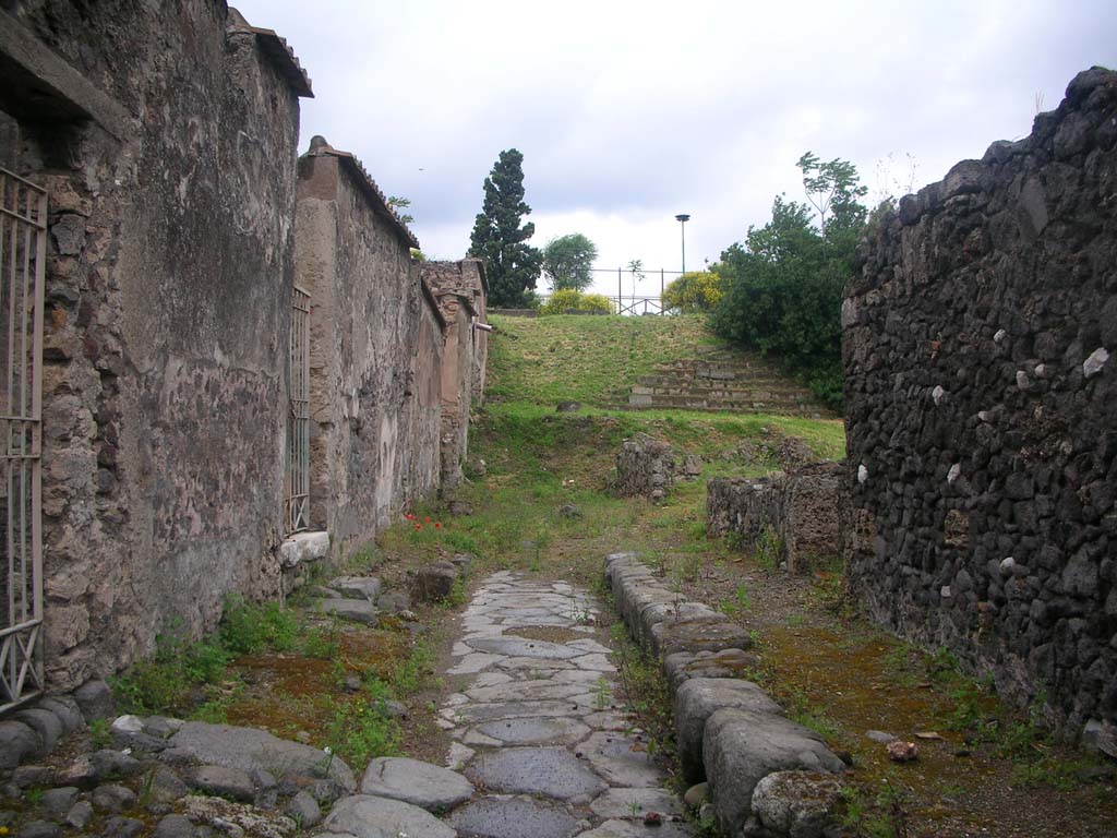 VI.2.18 Pompeii. December 2007. Looking east along prothyron near south wall.