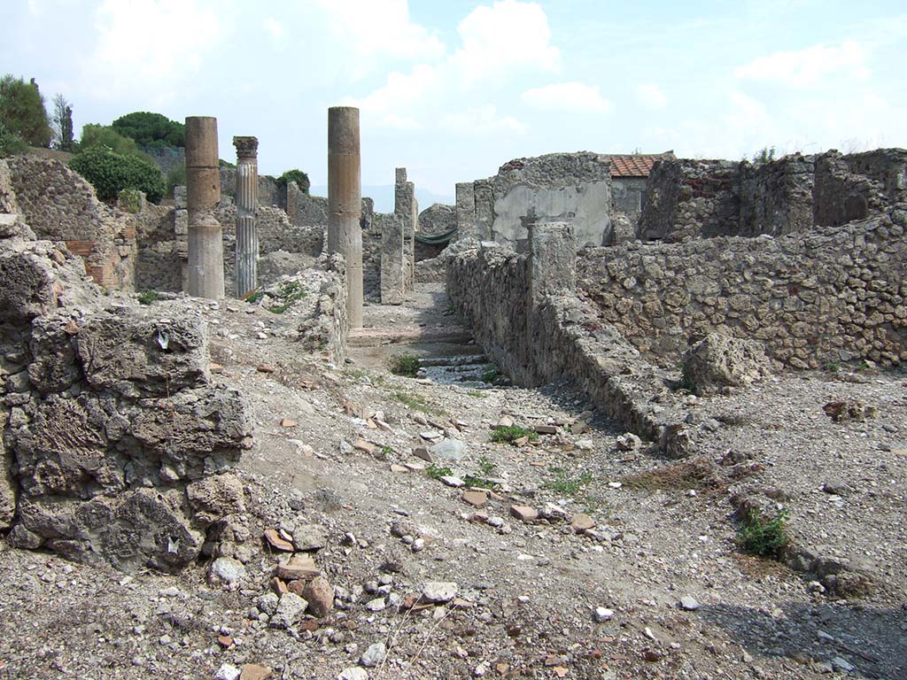 VI.2.18 Pompeii. September 2005. Detail of lower level, looking west.