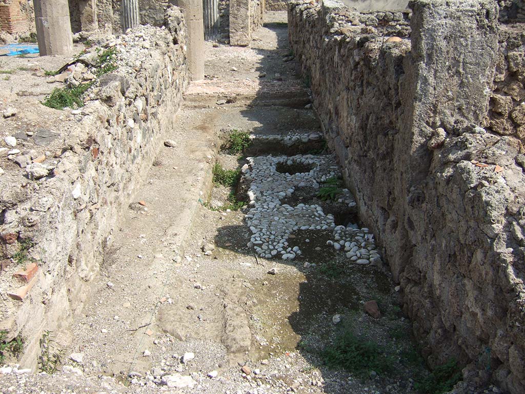 VI.2.18 September 2005. Looking east across garden area. According to Jashemski, this old Samnite house with a garden at the rear had been converted into a stable and caupona. See Jashemski, W. F., 1993. The Gardens of Pompeii, Volume II: Appendices. New York: Caratzas. (p.122)