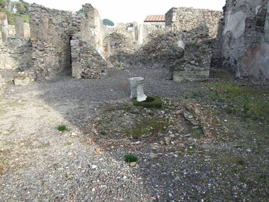 VI.2.20 and VI.2.17 Pompeii. December 2007. Looking north at atrium of VI.2.17, showing corridor (top left) leading to rear of house at VI.2.20. The tablinum is in the centre, and a small cubiculum on the right.