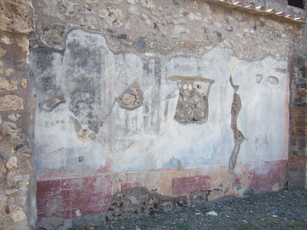 VI.2.22 Pompeii. September 2005. Painted wall decoration on south wall of tablinum.
According to Helbig, a wall painting of Meleager and Atalanta was found in the tablinum.
See Helbig, W., 1868. Wandgemälde der vom Vesuv verschütteten Städte Campaniens. Leipzig: Breitkopf und Härtel. (1164)
Schefold shows a black-and-white photo of the painting of Meleager and Atalanta on picture 169,3.
See Schefold, K., 1962. Vergessenes Pompeji. Bern: Francke. (p,167 and picture 169,3)