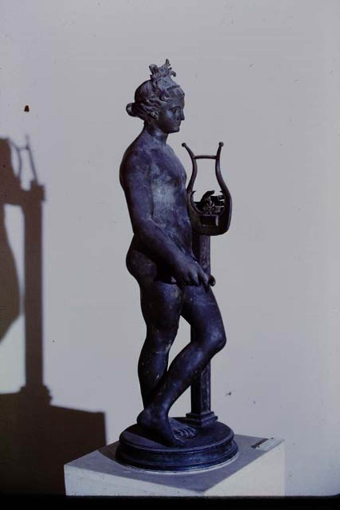 VI.2.22 Pompeii, 1968. Bronze statuette of Apollo, found on north colonnade of peristyle, but probably originally from the aedicula lararium in the middle of the south wall of the peristyle. Now in Naples Archaeological Museum, inv. no. 5613. Photo by Stanley A. Jashemski.
Source: The Wilhelmina and Stanley A. Jashemski archive in the University of Maryland Library, Special Collections (See collection page) and made available under the Creative Commons Attribution-Non Commercial License v.4. See Licence and use details. J68f1397