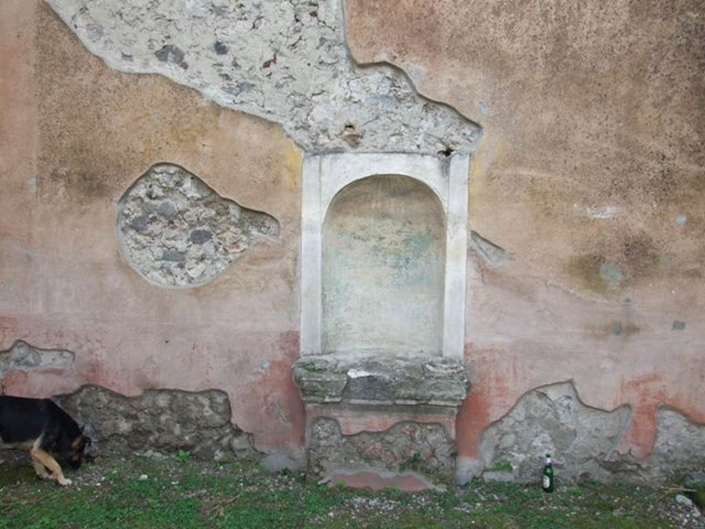 VI.2.22 Pompeii. December 2007. Peristyle niche. The rear of the aedicula was hollowed out to form a semi-circular niche which was painted blue.