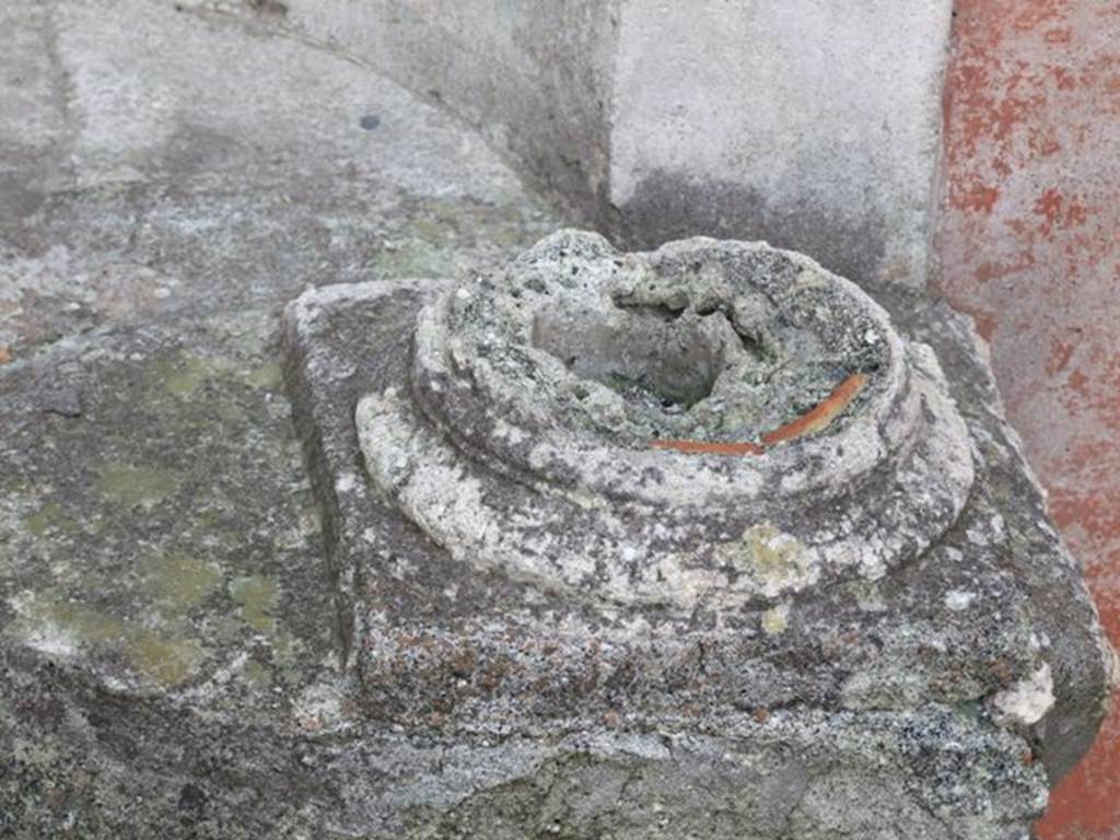 VI.2.22 Pompeii. December 2007. Remains of one of the columns on the base.