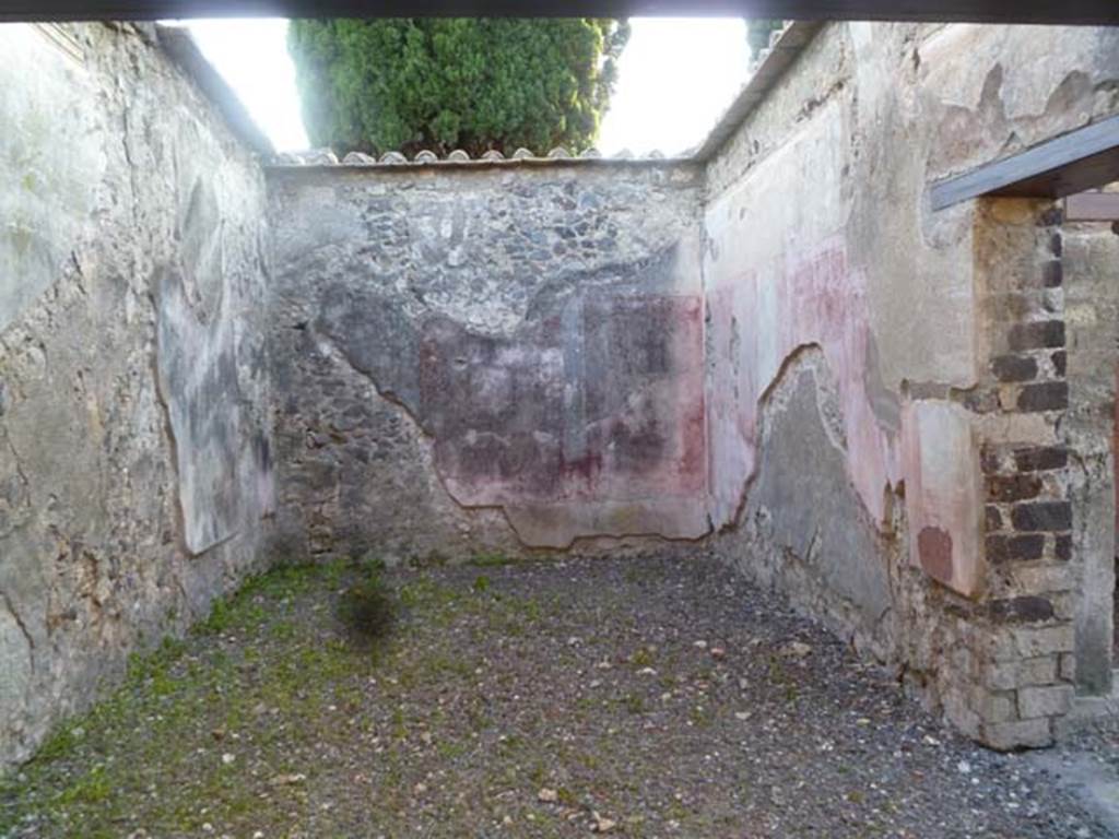 VI.2.22 Pompeii. May 2011. Looking west into triclinium. On the right is a doorway into the cubiculum on south side of rear doorway at VI.2.15.