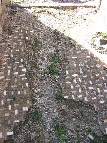 VI.2.22 Pompeii. May 2010. Looking east from atrium, towards entrance at VI.2.22 and doorways to cubicula on either side. Model as viewed in Naples Archaeological Museum.


