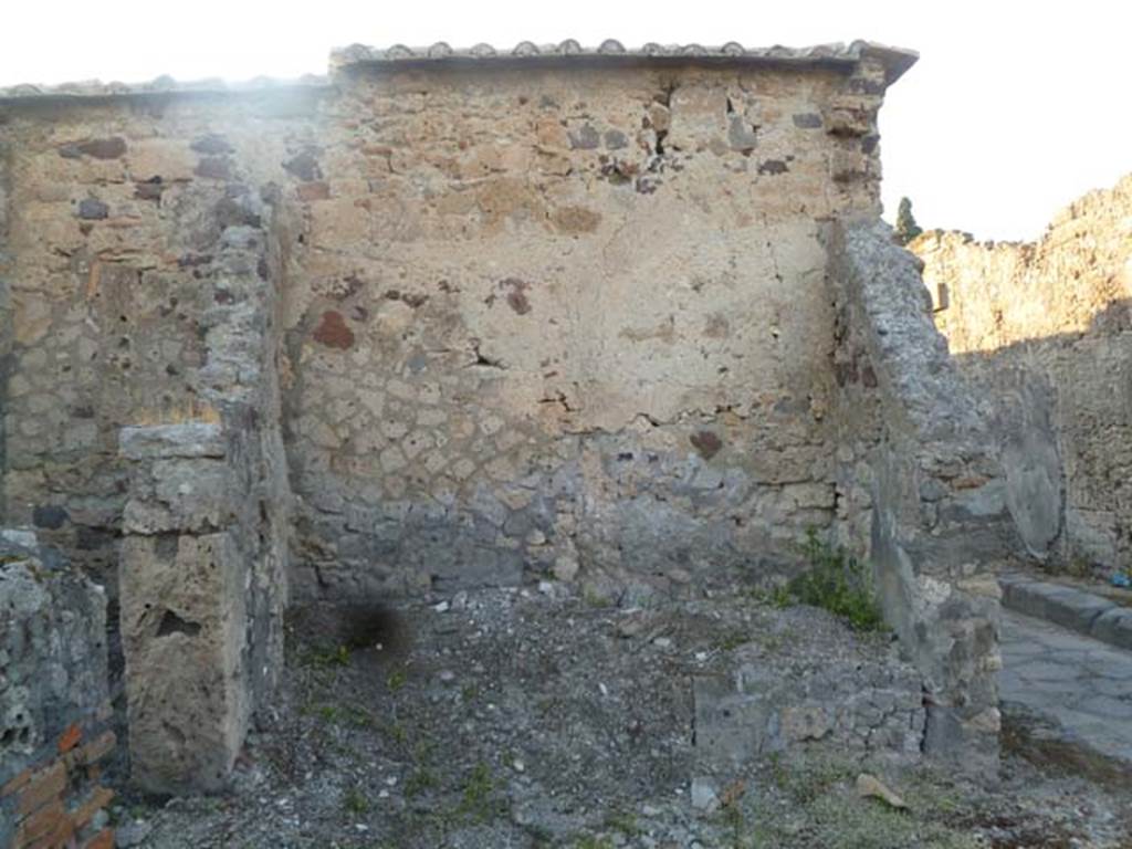VI.2.23 Pompeii. May 2011. Looking towards north wall, with the doorway to the kitchen of VI.2.24 on the left. The entrance doorway from Vicolo di Modesto on the right. According to Eschebach, near the north wall would have been the steps to the upper floor, above the latrine?
See Eschebach, L., 1993. Gebäudeverzeichnis und Stadtplan der antiken Stadt Pompeji. Köln: Böhlau. (p.160)