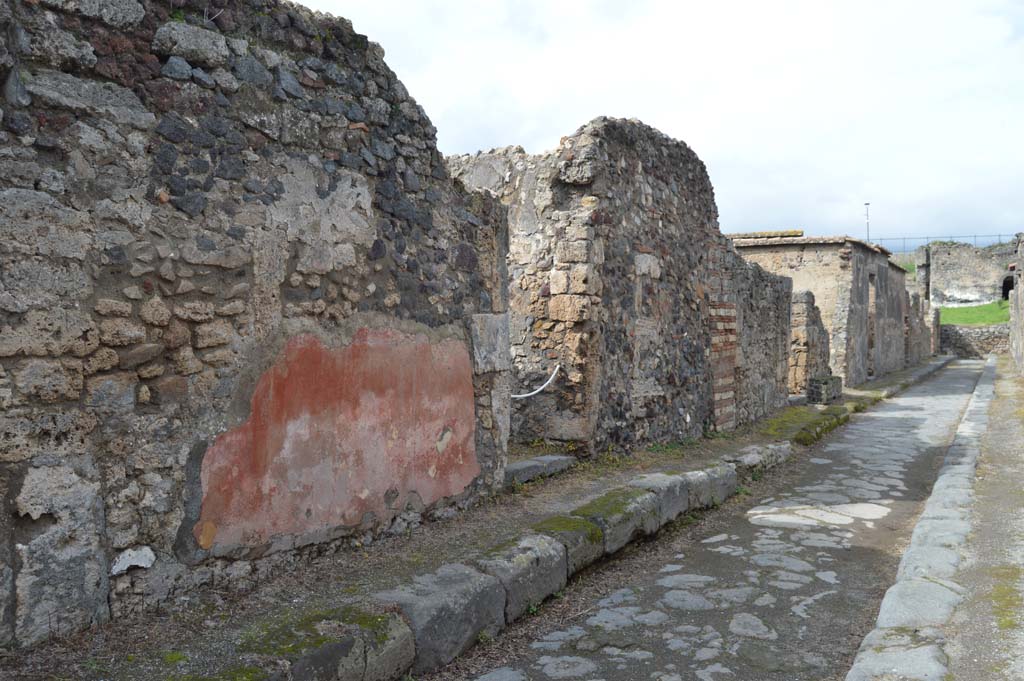 VI.2.25, Pompeii. March 2018. Looking north-west towards doorway, in centre, on west side of Vicolo di Modesto.
Foto Taylor Lauritsen, ERC Grant 681269 DÉCOR.